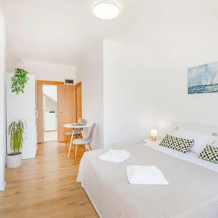 Dubrovnik- With Private Kitchen דירה מליני